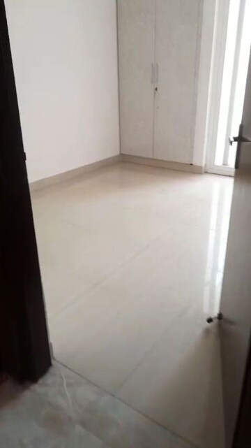 Room in 2.5 BHK Apartment at Amrapali Leisure Park, Amrapali Leisure Valley – for Sale