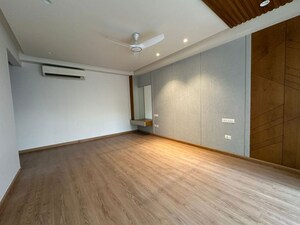 Room in 4 BHK Builder Floor at Sector 55 – for Rent