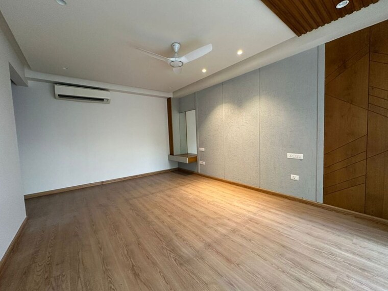 Room, sector 55 4 Bedroom 500 Sq.Yd. Builder Floor In Sector 55 Gurgaon 9725473