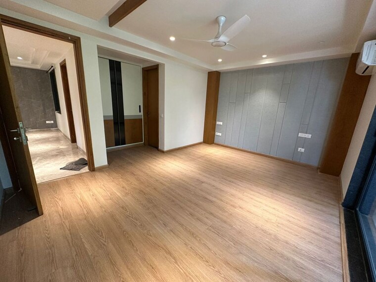 Room, sector 55 4 Bedroom 500 Sq.Yd. Builder Floor In Sector 55 Gurgaon 9725473