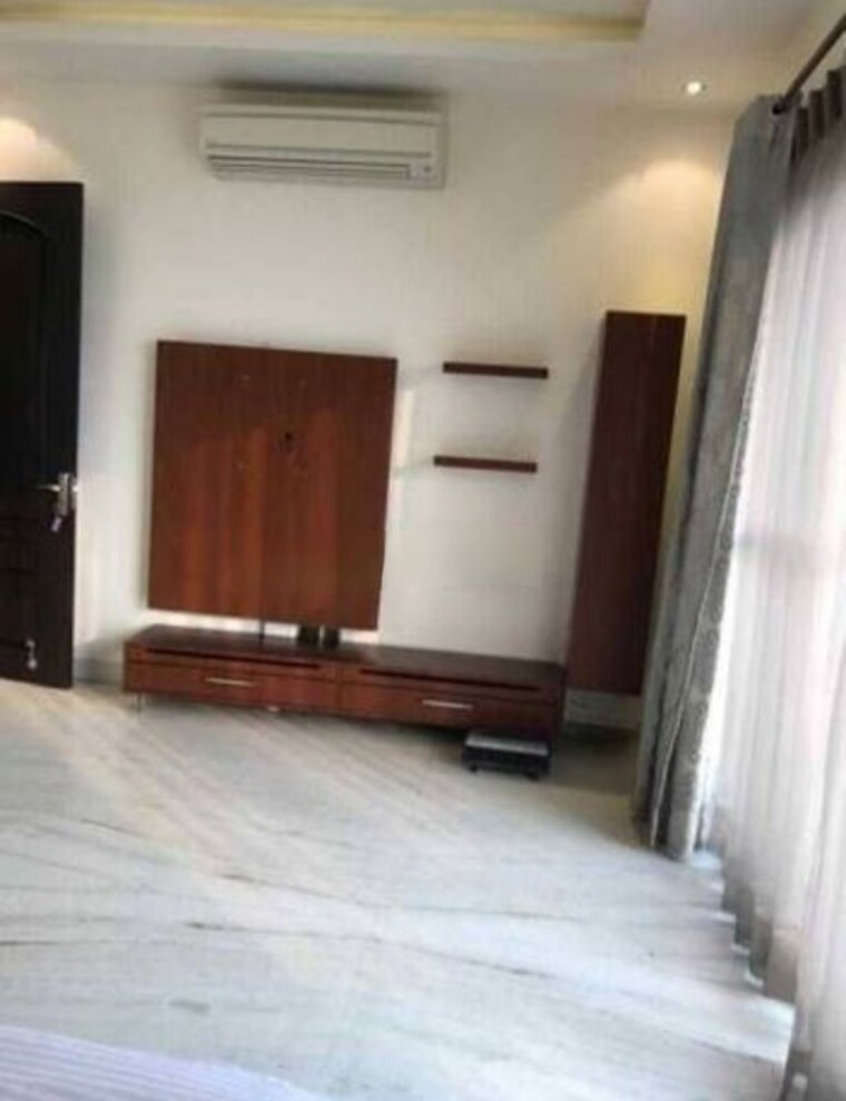 Room, hazratganj 3 Bedroom 1775 Sq.Ft. Apartment In Hazratganj Lucknow 9726106