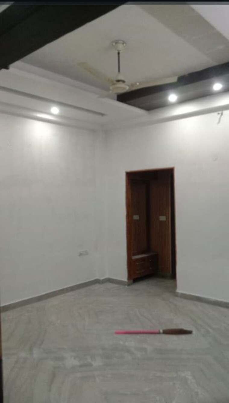 Room, kavi nagar block b 3 Bedroom 200 Sq.Yd. Builder Floor In Kavi Nagar Block B Ghaziabad 9726149