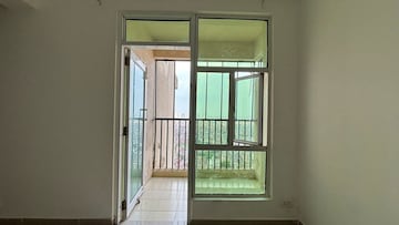 Room in 2.5 BHK Apartment at Gaur City 5th Avenue, Sector 4 Greater Noida – for Rent