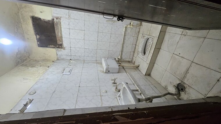 Bathroom, dilshad colony 1 Bedroom 450 Sq.Ft. Apartment In Dilshad Colony Delhi 9726248