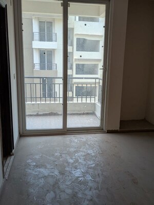 Room in 2 BHK Apartment at Amrapali Golf Homes, Sector 4 Greater Noida – for Sale