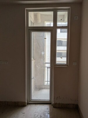 Room in 2 BHK Apartment at Amrapali Golf Homes, Sector 4 Greater Noida – for Sale