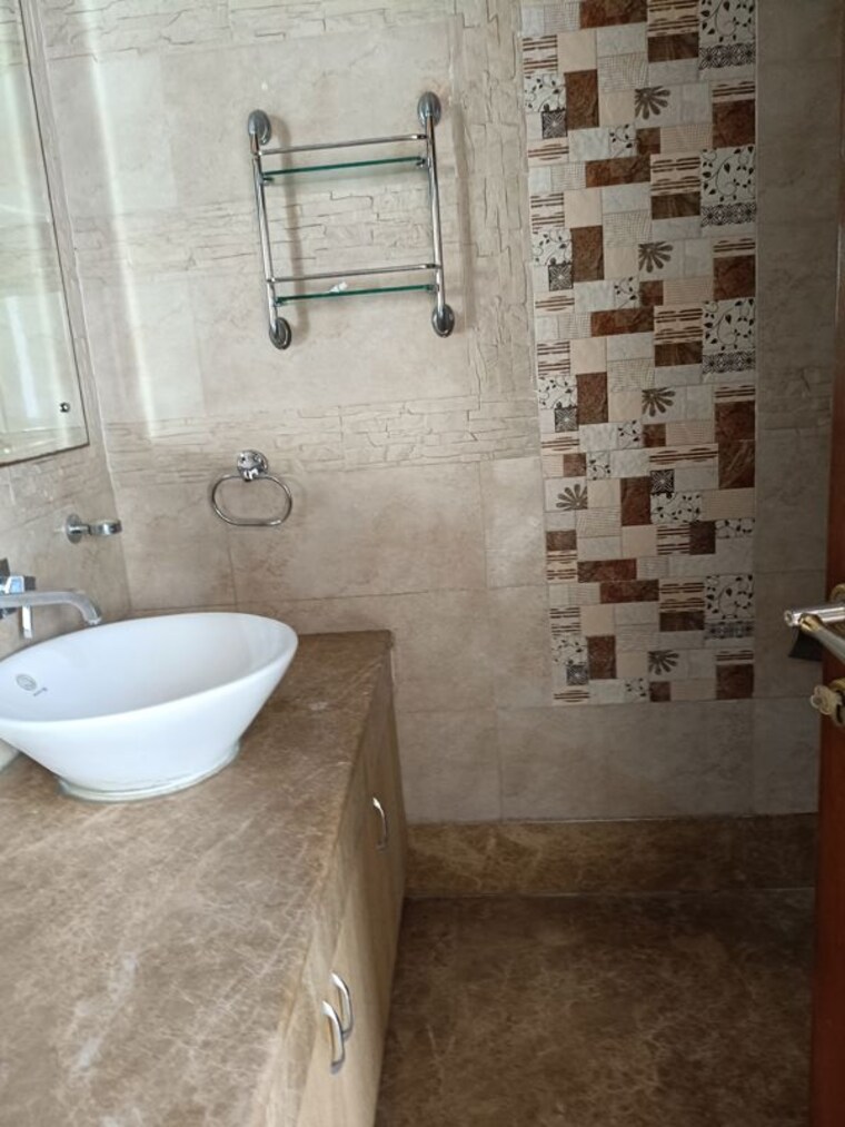 Bathroom, new friends colony 4 Bedroom 500 Sq.Yd. Builder Floor In New Friends Colony Delhi 9726261