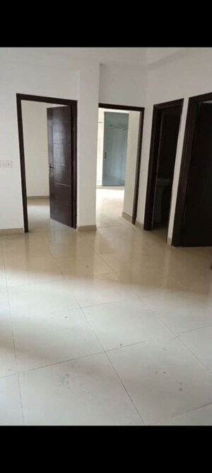 Room in 2.5 BHK Apartment at Ajnara Le Garden, Sector 16b Greater Noida – for Rent