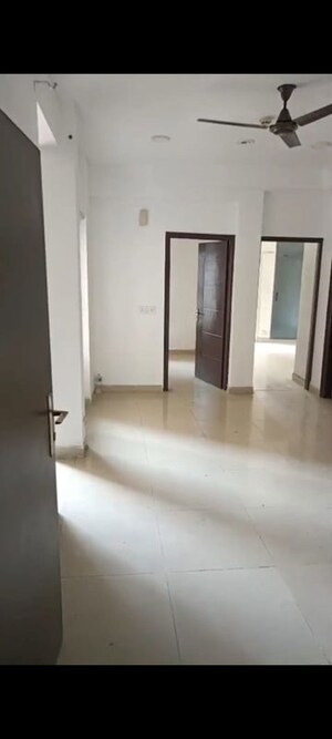 Room in 2.5 BHK Apartment at Ajnara Le Garden, Sector 16b Greater Noida – for Rent