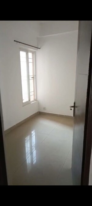 Room in 2.5 BHK Apartment at Ajnara Le Garden, Sector 16b Greater Noida – for Rent