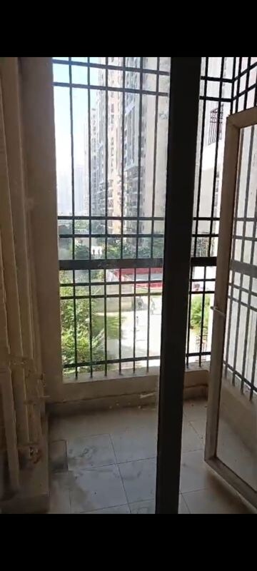 Room in 2.5 BHK Apartment at Ajnara Le Garden, Sector 16b Greater Noida – for Rent