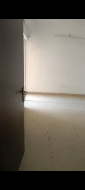 Room in 2.5 BHK Apartment at Ajnara Le Garden, Sector 16b Greater Noida – for Rent