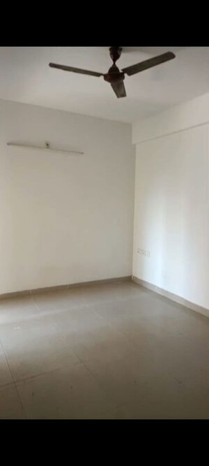 Room in 2.5 BHK Apartment at Ajnara Le Garden, Sector 16b Greater Noida – for Rent