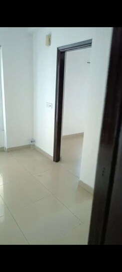 2.5 BHK + Extra Room Apartment For Rent in Ajnara Le Garden