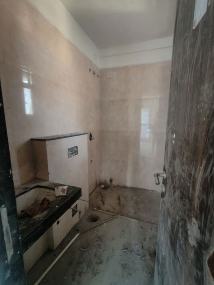 Bathroom, sheth-zuri 3 Bedroom 800 Sq.Ft. Apartment In Laxmi Nagar Thane 9726439