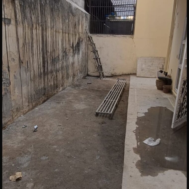 Balcony, sector 51 2 Bedroom 250 Sq.Yd. Builder Floor In Sector 51 Gurgaon 9726446