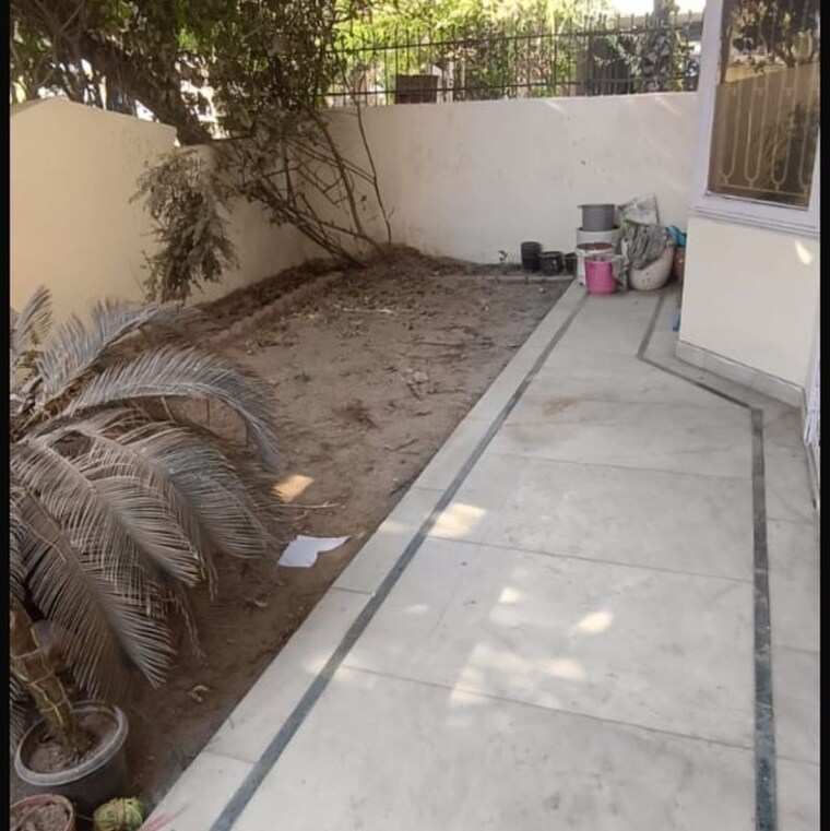 Balcony, sector 51 2 Bedroom 250 Sq.Yd. Builder Floor In Sector 51 Gurgaon 9726446