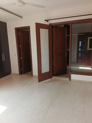 Room in 4 BHK Builder Floor at Hauz Khas Enclave – for Rent