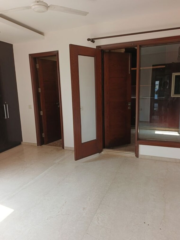 Room, hauz khas enclave 4 Bedroom 3000 Sq.Ft. Builder Floor In Hauz Khas Enclave Delhi 9726495