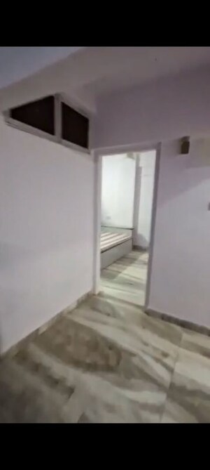 Room in 2 BHK Apartment at Vakola – for Rent