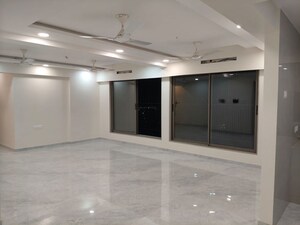 Room in 4 BHK Apartment at Bandra East – for Rent