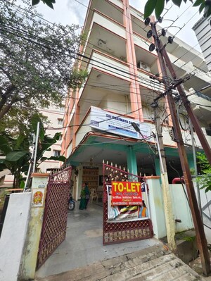  Showroom For Rent in Benz Circle