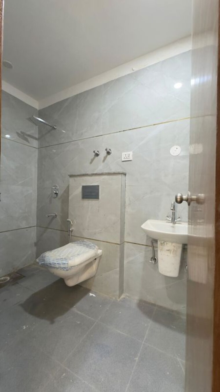Bathroom, chattarpur 3 Bedroom 1500 Sq.Ft. Builder Floor In Chattarpur Delhi 9726685