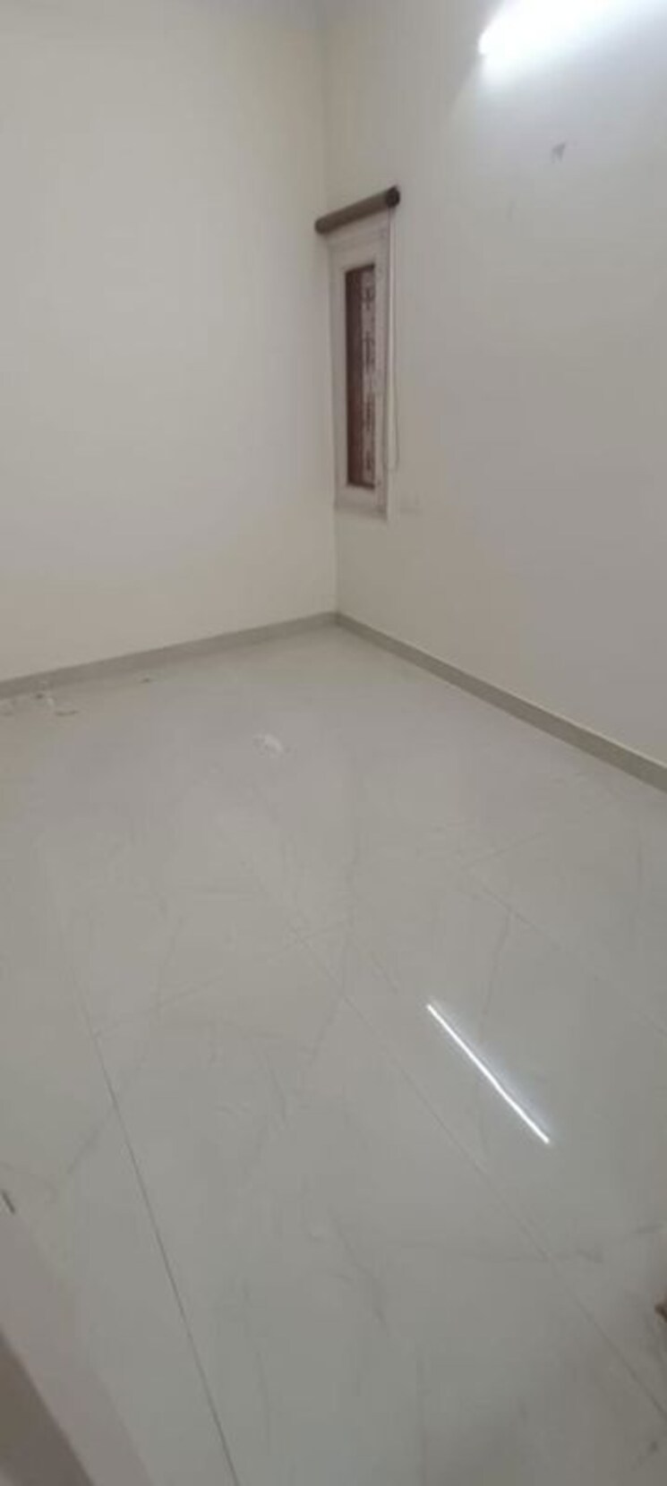 Room, east of kailash 2 Bedroom 1300 Sq.Ft. Builder Floor In East Of Kailash Delhi 9726737