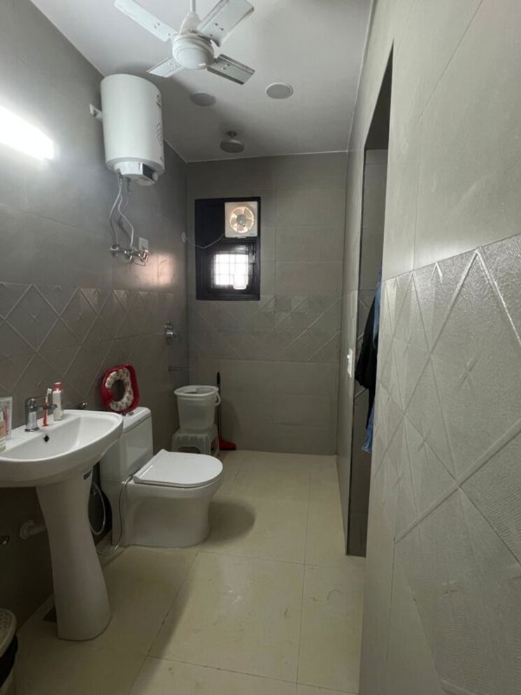 Bathroom, kalkaji 3 Bedroom 1700 Sq.Ft. Builder Floor In Kalkaji Delhi 9726749