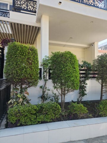 Balcony in 1.5 BHK Apartment at JakhaN-Rajpur Road – for Rent