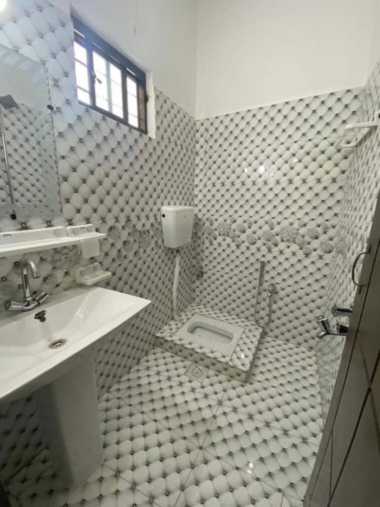 Bathroom, viraj khand Pg For Girls In Viraj Khand 9726809