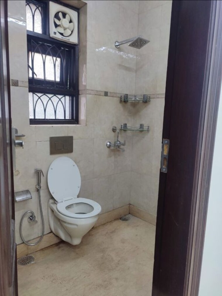 Bathroom, chittaranjan park 3 Bedroom 1500 Sq.Ft. Builder Floor In Chittaranjan Park Delhi 9726813