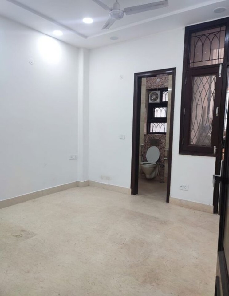 Room, chittaranjan park 3 Bedroom 1500 Sq.Ft. Builder Floor In Chittaranjan Park Delhi 9726817