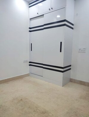 Room in 3 BHK Builder Floor at Chittaranjan Park – for Rent