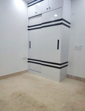 Room in 3 BHK Builder Floor at Chittaranjan Park – for Rent