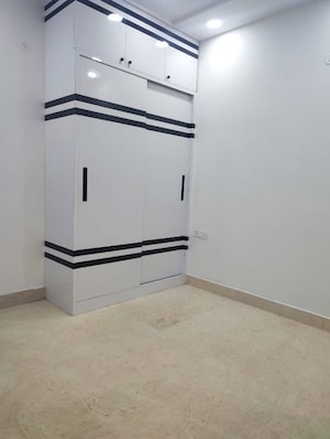 Room in 3 BHK Builder Floor at Chittaranjan Park – for Rent