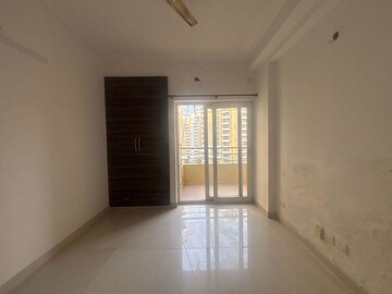 Room in 3 BHK Apartment at Purvanchal Royal Park, Sector 137 – for Rent