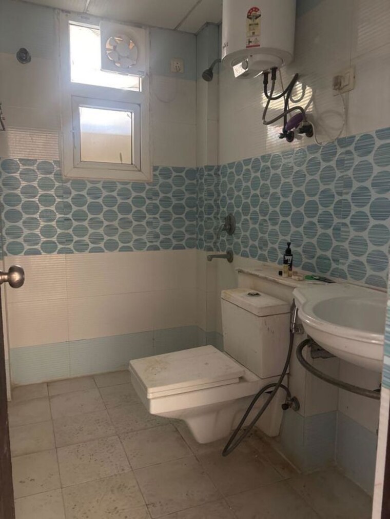 Bathroom, purvanchal-royal-park 3 Bedroom 1315 Sq.Ft. Apartment In Sector 137 Noida 9726855