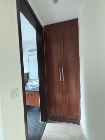 Furnished Amenities in 3 BHK Builder Floor at Safdarjung Enclave – for Sale