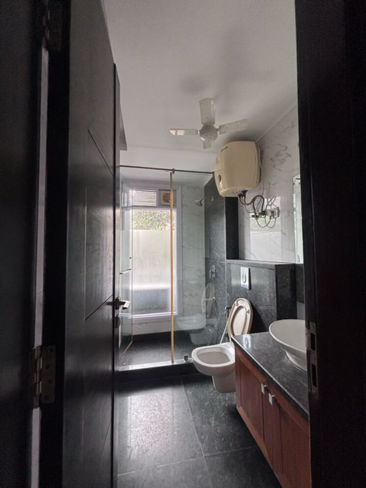 Bathroom, safdarjung enclave 3 Bedroom 200 Sq.Yd. Builder Floor In Safdarjung Enclave Delhi 9726888