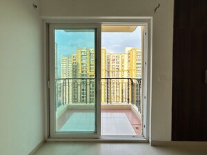 Room in 2 BHK Apartment at Gaur City 7th Avenue, Sector 4 Greater Noida – for Rent