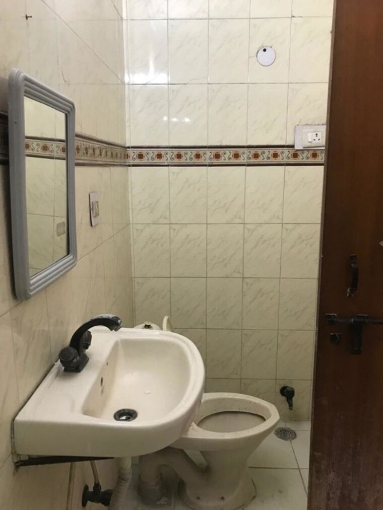 Bathroom, rwa-apartments-sector-41 1.5 Bedroom 750 Sq.Ft. Builder Floor In Sector 41 Noida 9726940