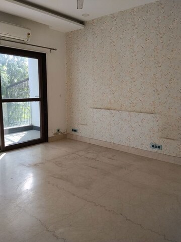Room in 3 BHK Builder Floor at Sector 15 – for Rent
