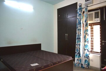 Bedroom in 4 BHK Builder Floor at Sector 14 – for Rent