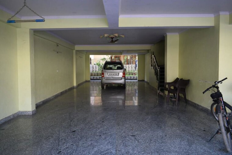  Parking, sector 14 4 Bedroom 2500 Sq.Ft. Builder Floor In Sector 14 Gurgaon 9727007