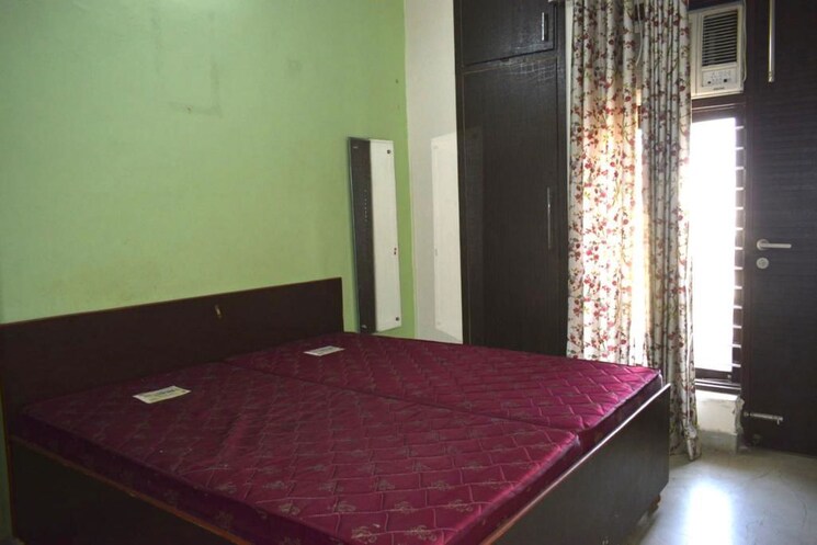 Bedroom, sector 14 4 Bedroom 2500 Sq.Ft. Builder Floor In Sector 14 Gurgaon 9727007