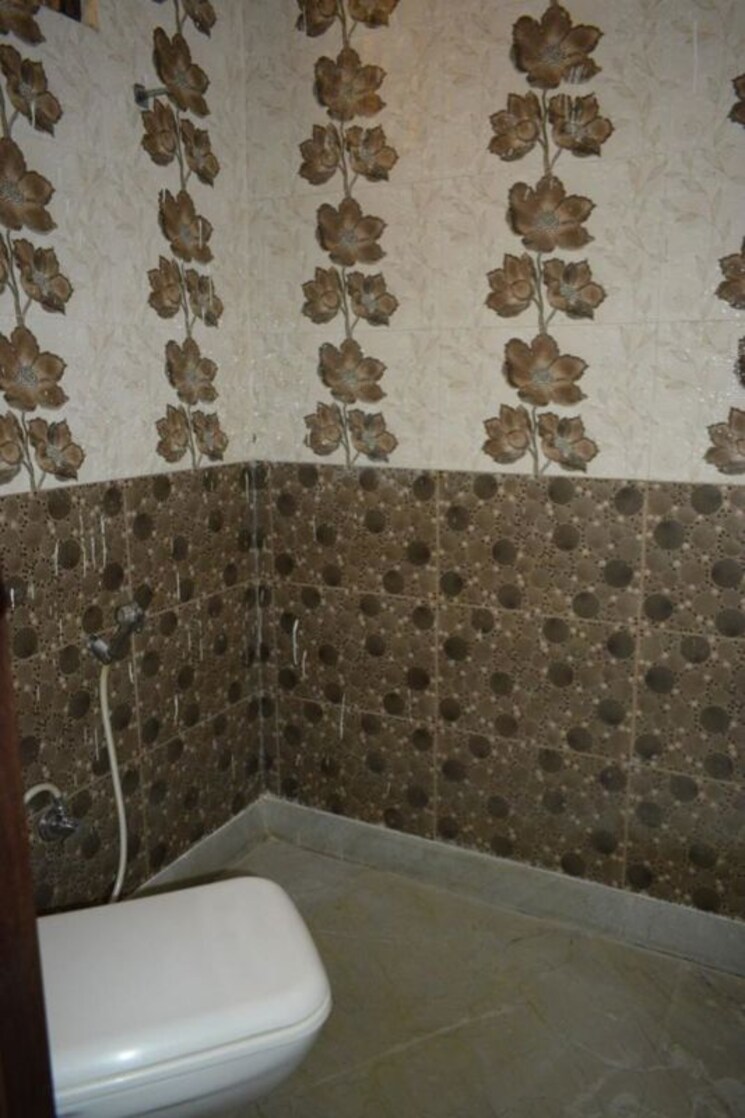 Attached Bathroom, sector 14 4 Bedroom 2500 Sq.Ft. Builder Floor In Sector 14 Gurgaon 9727007