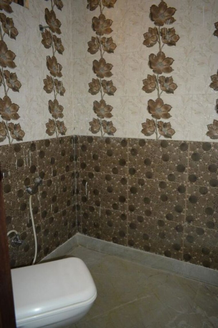 Attached Bathroom, sector 14 4 Bedroom 2500 Sq.Ft. Builder Floor In Sector 14 Gurgaon 9727007