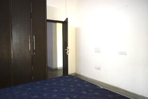 Room in 4 BHK Builder Floor at Sector 14 – for Rent