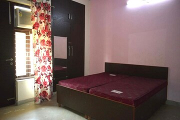 Bedroom in 4 BHK Builder Floor at Sector 14 – for Rent